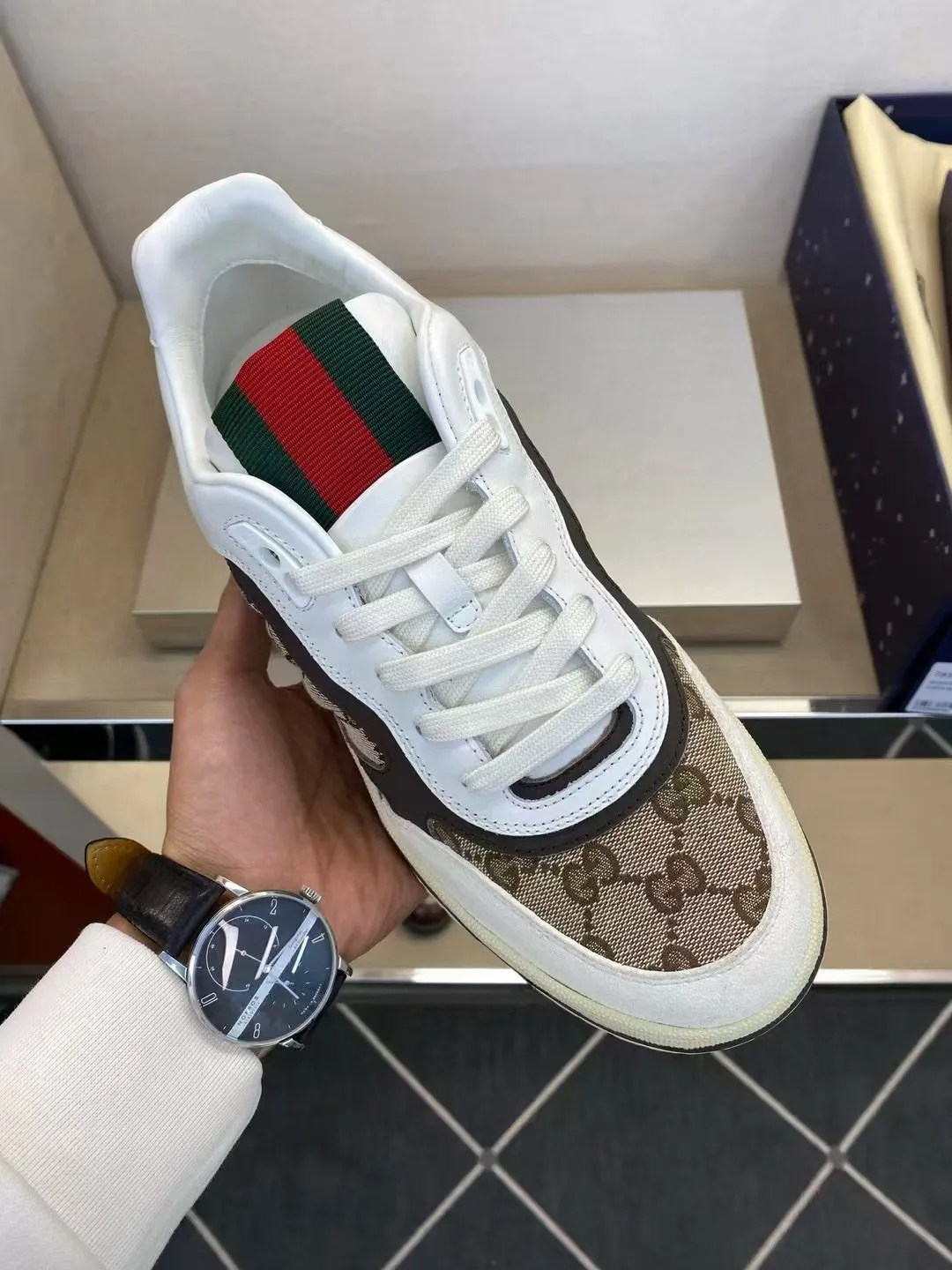 Factory price: 420💰Gucci new men's shoes GUCCI [Lightning] latest shoes are shipped. Original quality, fashionable, made of special materials, sheepskin lining, brand new packaging. The foot feels super comfortable and the workmanship is impeccable. Size: Men's 38-44, customized 45